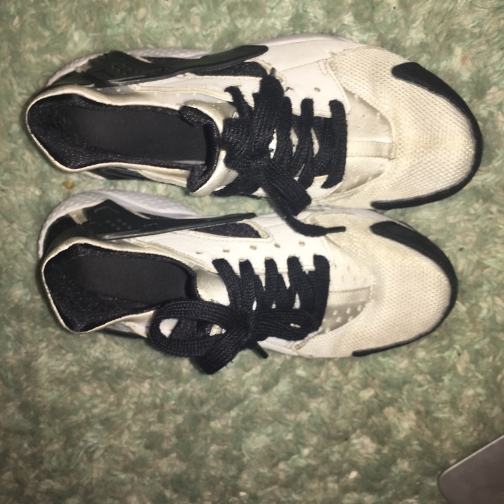 Cute white and black hurraches